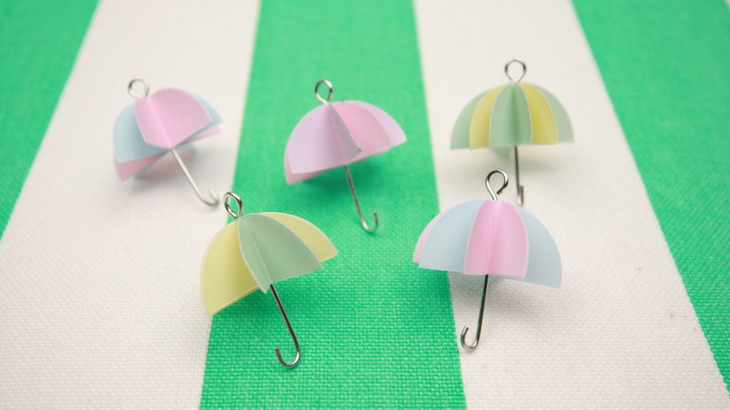 梅雨を楽しむ 100均の丸シールで作る傘モチーフアクセサリーの作り方 動画あります Ayakfulのdiyアイデア
